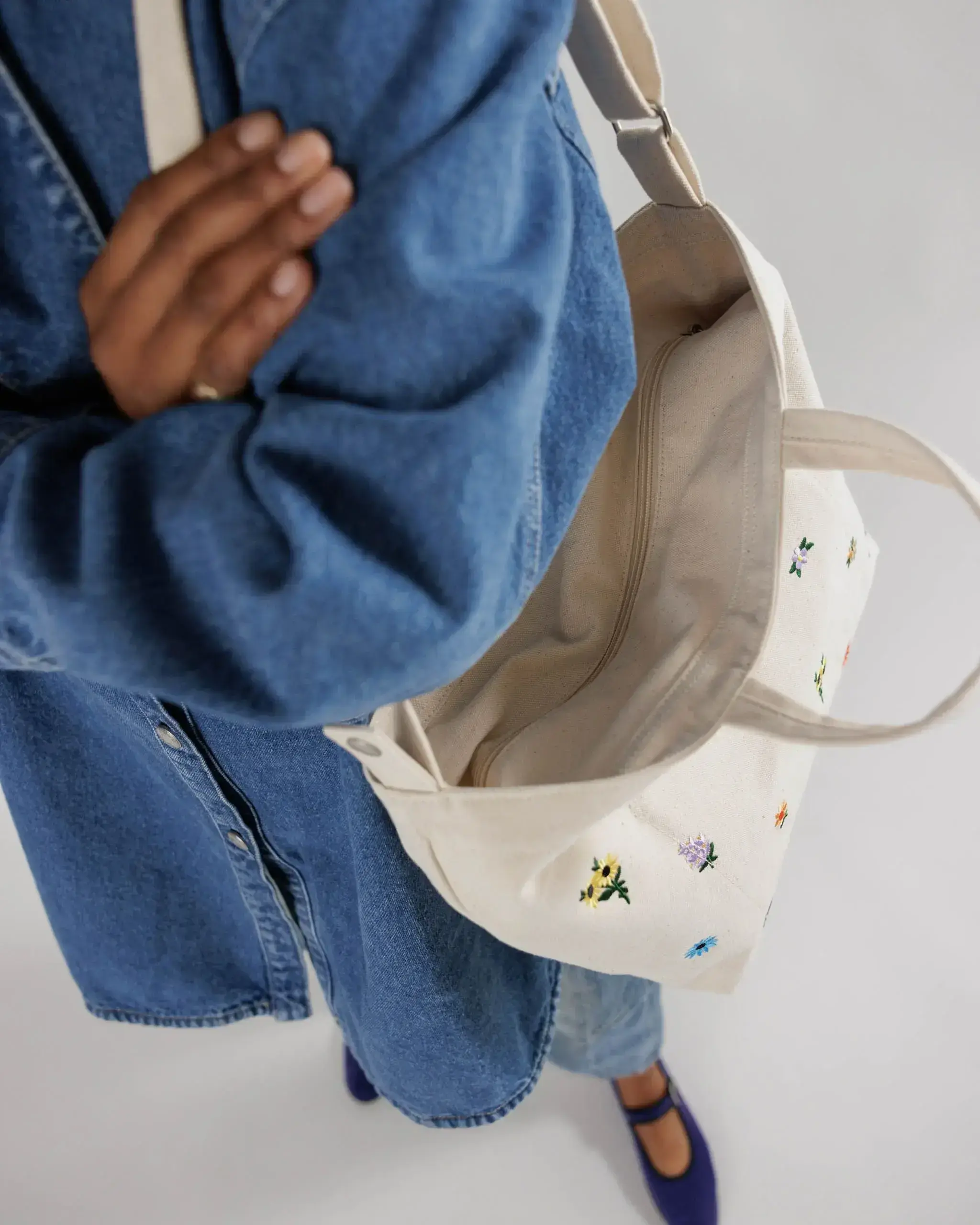 Horizontal Zip Duck Bag Embroidered Ditsy Floral - Image 2